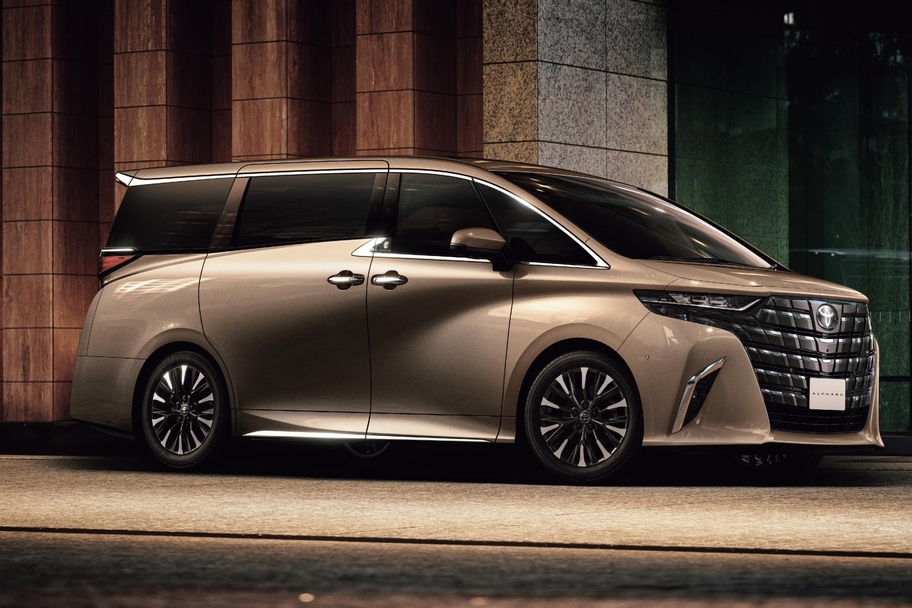 【モデル入り素材】Executive Lounge（ハイブリッド・E-Four）