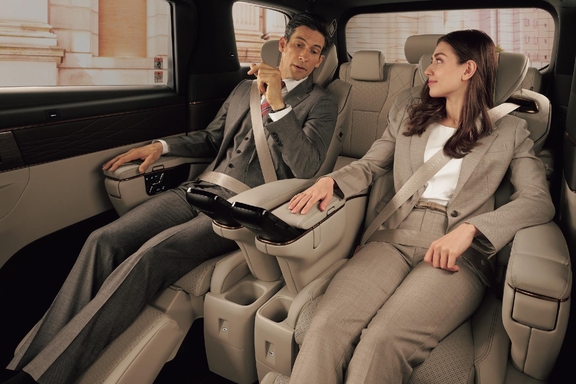 【モデル入り素材】Executive Lounge（ハイブリッド・E-Four）